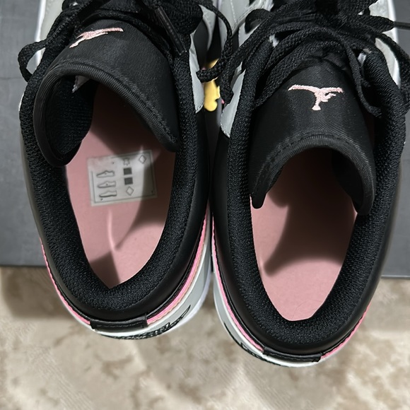 Air Jordan 1 Low- M 11 - worn inside once! No flaws. Black, grey, pink, white - Picture 10 of 12